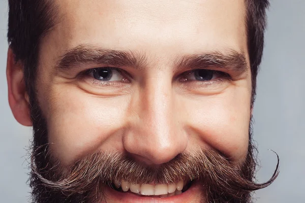 Портрет красивого бородатого мужчины, стоящего, изолированного серого фона — стоковое фото