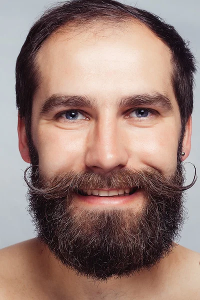 Retrato de homem barbudo bonito em pé, fundo cinza isolado — Fotografia de Stock