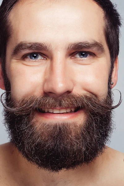 Retrato de homem barbudo bonito em pé, fundo cinza isolado — Fotografia de Stock