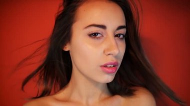 İzole Kırmızı Arka Plan Sırasında Poz Adorable Güzellik Portresi