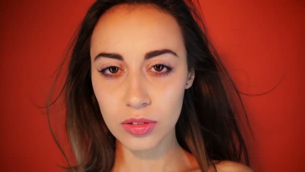 Porträtt av bedårande skönhet poserar medan isolerad röd bakgrund — Stockvideo