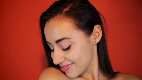 Retrato de belleza adorable posando mientras aislado fondo rojo — Vídeos de Stock