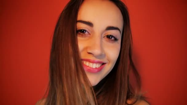 Porträt von entzückender Schönheit posiert, während isoliert roten Hintergrund — Stockvideo