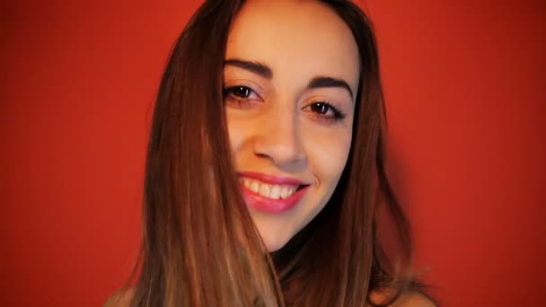 Ritratto di adorabile bellezza in posa mentre isolato sfondo rosso — Video Stock