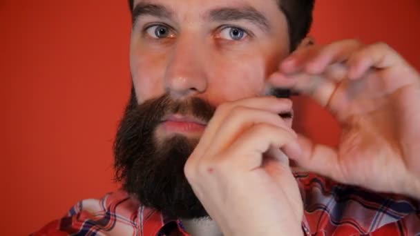 Белый человек бережет свою пышную бороду и мускулы — стоковое видео