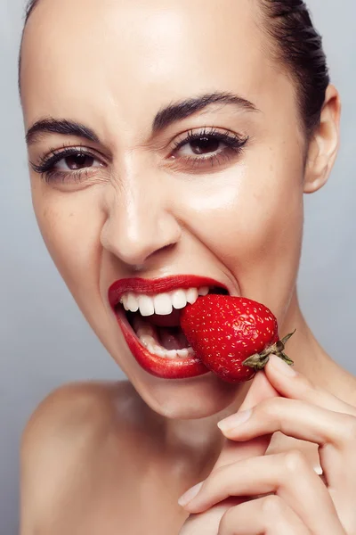 Mulher sexy vestindo comer morango . — Fotografia de Stock