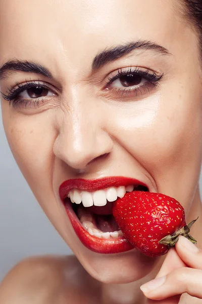 Sexy mujer usando comer fresa . — Foto de Stock