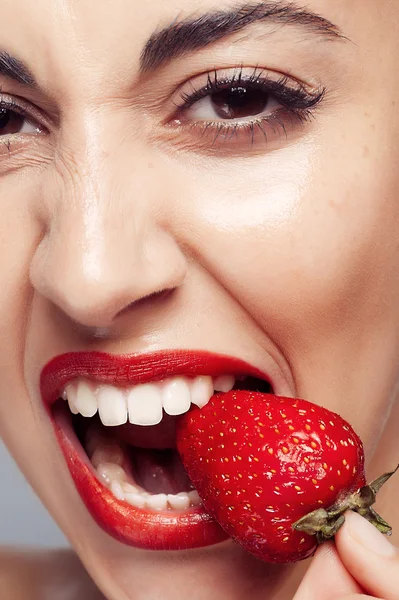 Sexy mujer usando comer fresa . — Foto de Stock