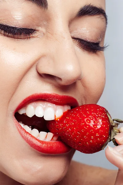 Donna sexy che indossa mangiare fragola . — Foto Stock