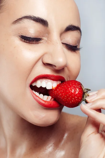 Sexy mujer usando comer fresa . — Foto de Stock