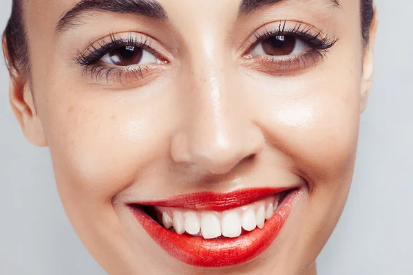 빨간 립스틱과 하얀 치아 — 스톡 사진