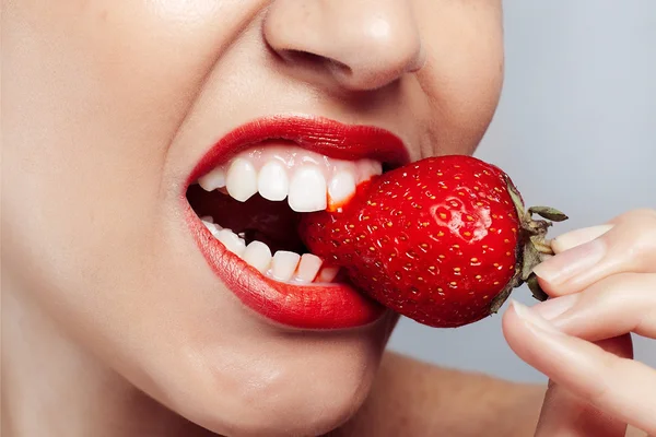 Sexy mujer usando comer fresa . Imagen De Stock