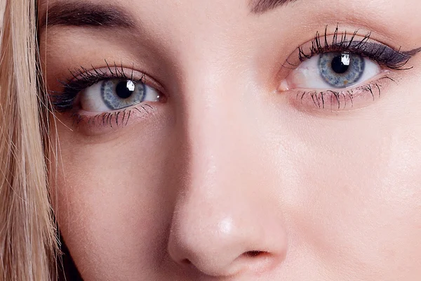 Portrait of a young beautiful blue-eyed girl — Stock Photo, Image