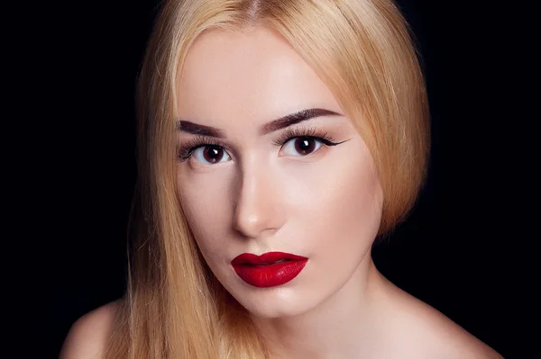 Hermosa joven modelo mujer con labios rojos — Foto de Stock