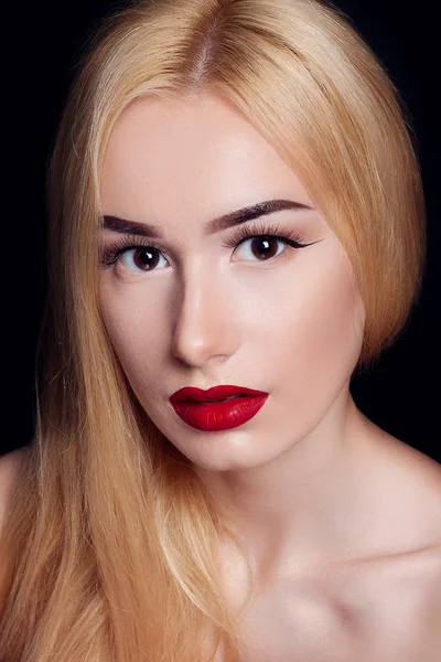 Красивая молодая модель женщина с красными губами — стоковое фото