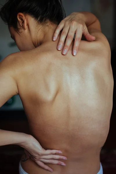 Boyun ağrısı çeken bir kadın. — Stok fotoğraf