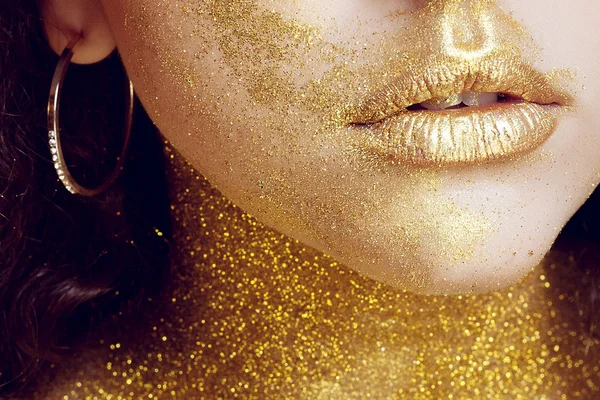 Retrato de chica mágica en oro. Maquillaje dorado — Foto de Stock