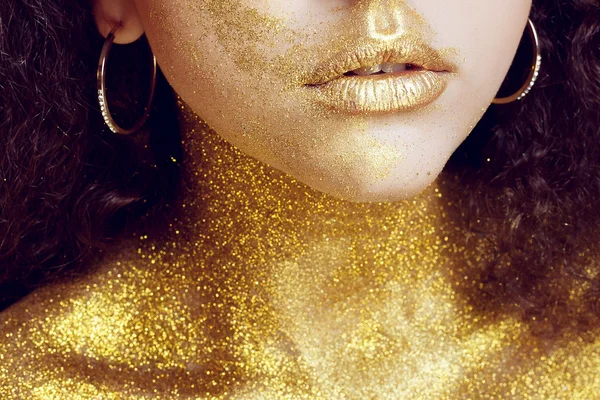 Magiska flicka porträtt i guld. gyllene makeup — Stockfoto