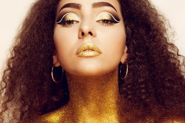 Magiczna dziewczyna portret w złoto. Złoty makijaż — Zdjęcie stockowe