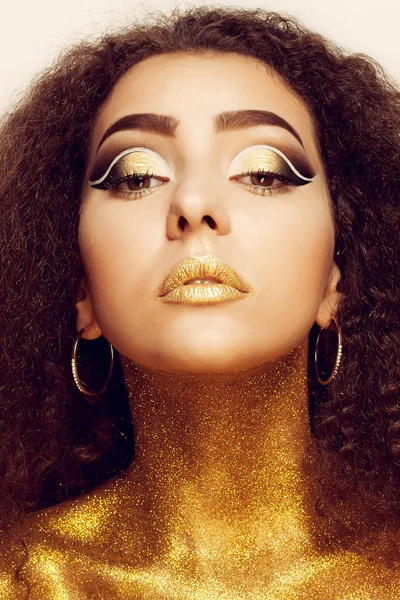 Волшебный портрет девушки в золоте. Золотой макияж — стоковое фото