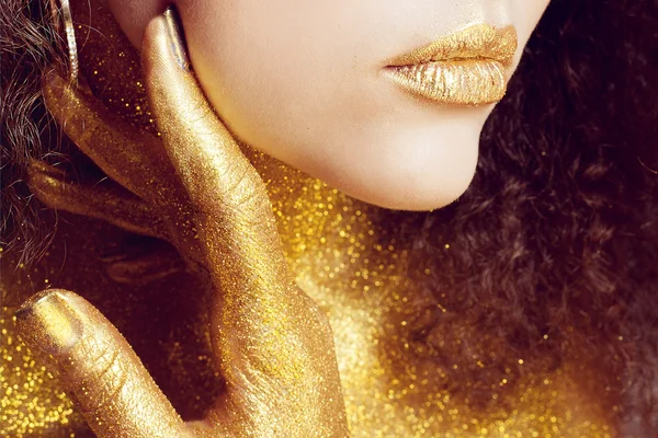 Retrato de chica mágica en oro. Maquillaje dorado — Foto de Stock