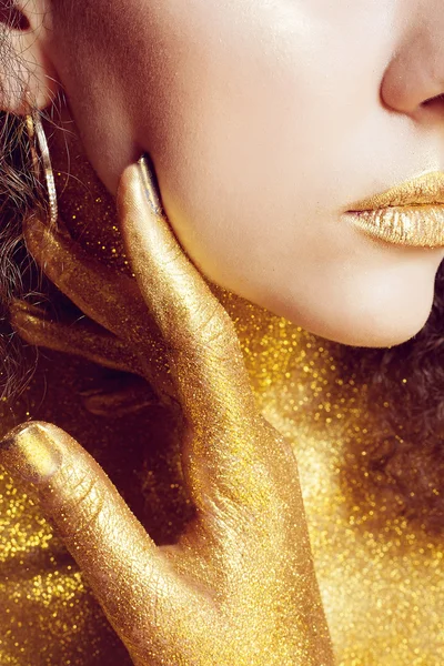 Retrato de chica mágica en oro. Maquillaje dorado — Foto de Stock