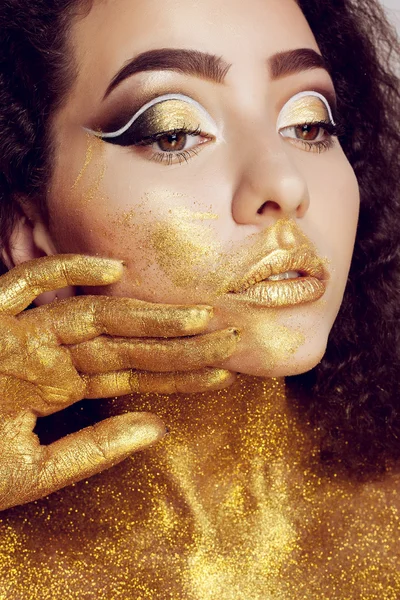 Ritratto di ragazza magica in oro. Trucco dorato — Foto Stock