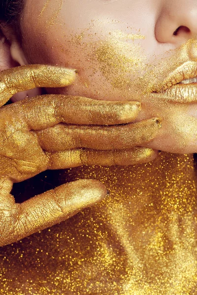 Sihirli kız portre altın. Altın makyaj — Stok fotoğraf