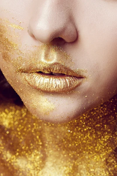 Retrato de chica mágica en oro. Maquillaje dorado —  Fotos de Stock