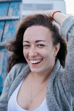 Güzel bir genç kadından açık hava fotoğrafı