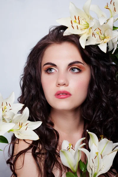 Hermosa joven con flores blancas — Foto de Stock