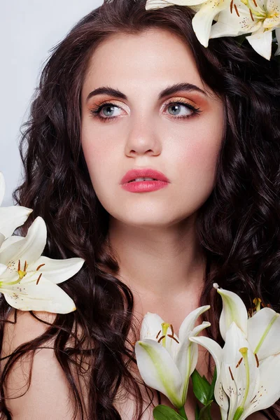 Hermosa joven con flores blancas — Foto de Stock