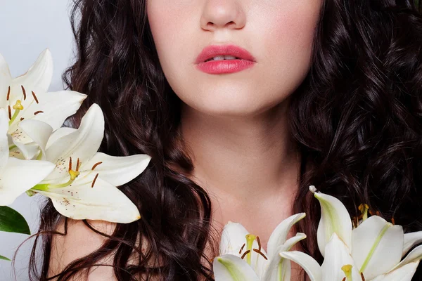 Piękna młoda kobieta z białych kwiatów — Zdjęcie stockowe