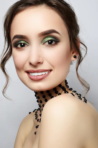 Piękno portret dziewczyna model makijaż zielonych oczu — Zdjęcie stockowe
