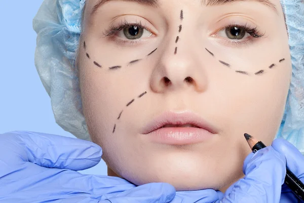 Schöne junge Frau Perforationslinien plastische Chirurgie operatio — Stockfoto