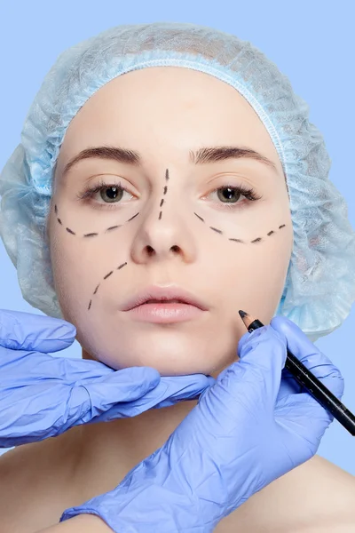 Hermosa mujer joven líneas de perforación operatio cirugía plástica — Foto de Stock