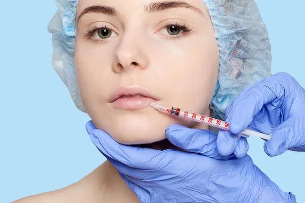 Aantrekkelijke jonge vrouw krijgt cosmetische injectie — Stockfoto