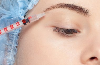 Çekici genç kadın kozmetik enjeksiyon alır