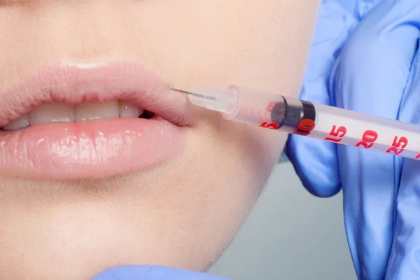 Aantrekkelijke jonge vrouw krijgt cosmetische injectie — Stockfoto