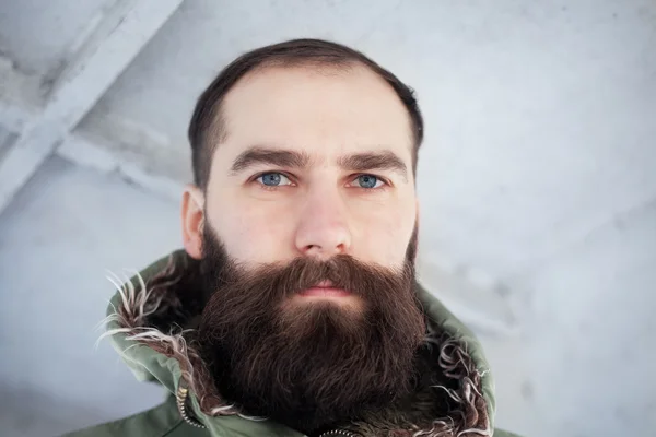 Портрет привлекательного человека с бородой — стоковое фото