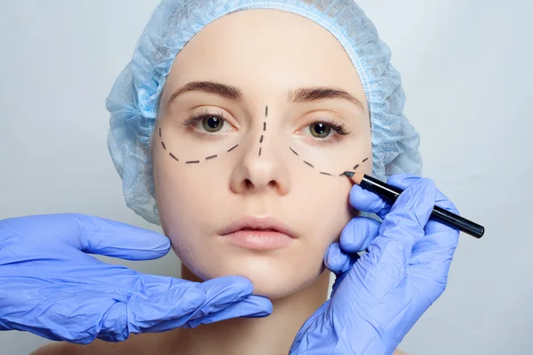 Hermosa mujer joven líneas de perforación operación de cirugía plástica — Foto de Stock
