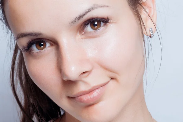 Retrato de beleza de mulher jovem. Maquiagem macia natural . — Fotografia de Stock