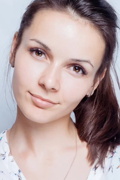 Retrato de beleza de mulher jovem. Maquiagem macia natural . — Fotografia de Stock