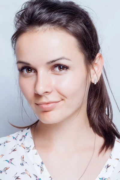 Retrato de beleza de mulher jovem. Maquiagem macia natural . — Fotografia de Stock