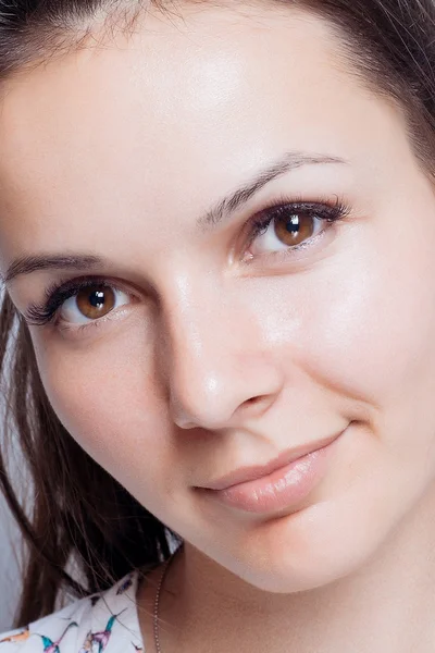 Retrato de beleza de mulher jovem. Maquiagem macia natural . — Fotografia de Stock