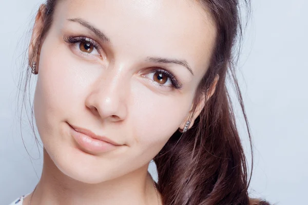 Retrato de beleza de mulher jovem. Maquiagem macia natural . — Fotografia de Stock