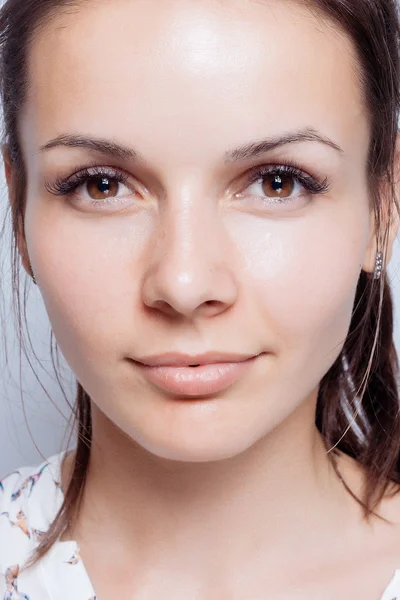 Retrato de belleza de mujer joven. Maquillaje suave natural . — Foto de Stock