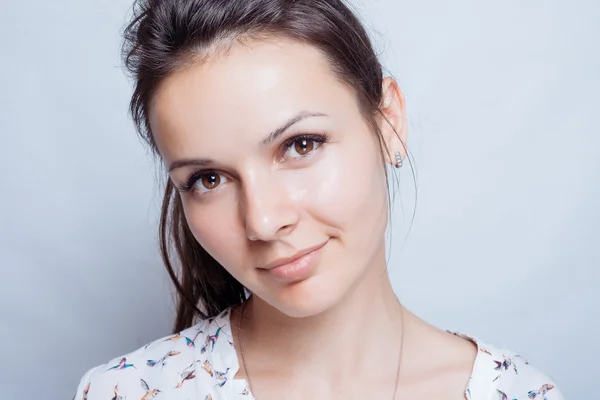 Retrato de beleza de mulher jovem. Maquiagem macia natural . — Fotografia de Stock