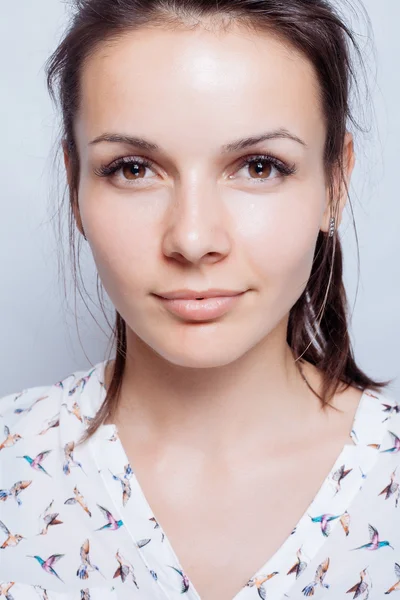 Retrato de beleza de mulher jovem. Maquiagem macia natural . — Fotografia de Stock