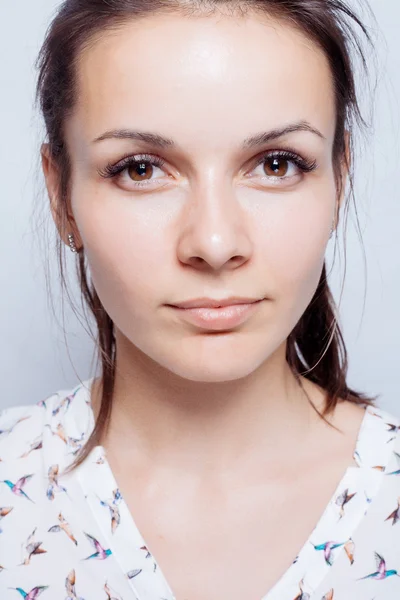 Retrato de beleza de mulher jovem. Maquiagem macia natural . — Fotografia de Stock